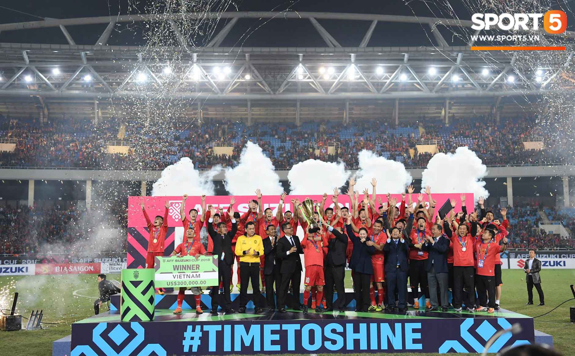 Tuyển Việt Nam vô địch AFF Cup sau chiến thắng chung cuộc 3-2 trước Malaysia - Ảnh 2.