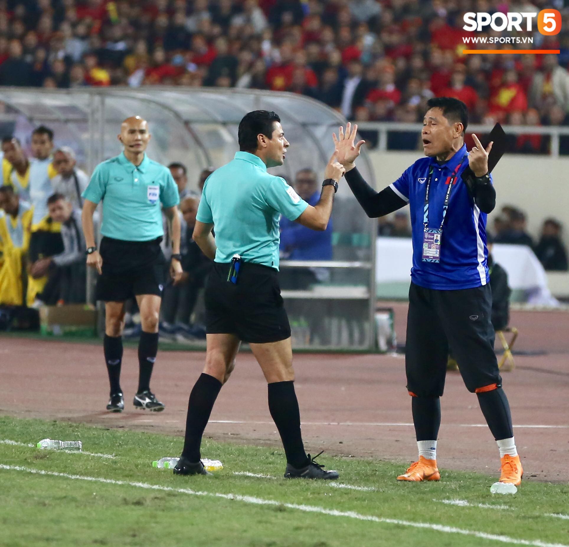 Trọng tài đẳng cấp World Cup gây bức xúc vì liên tục rút thẻ vàng cho cầu thủ Việt Nam - Ảnh 1. Trọng tài đẳng cấp World Cup gây bức xúc vì liên tục rút thẻ vàng cho cầu thủ Việt Nam - Ảnh 1.