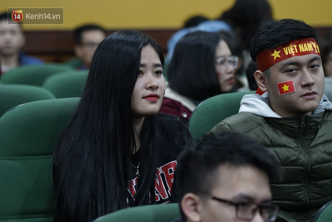 Rợp trời dàn cổ động viên xinh xắn trên khán đài cổ vũ Việt Nam tại CK AFF CUP 2018 của các trường Đại học - Ảnh 2.