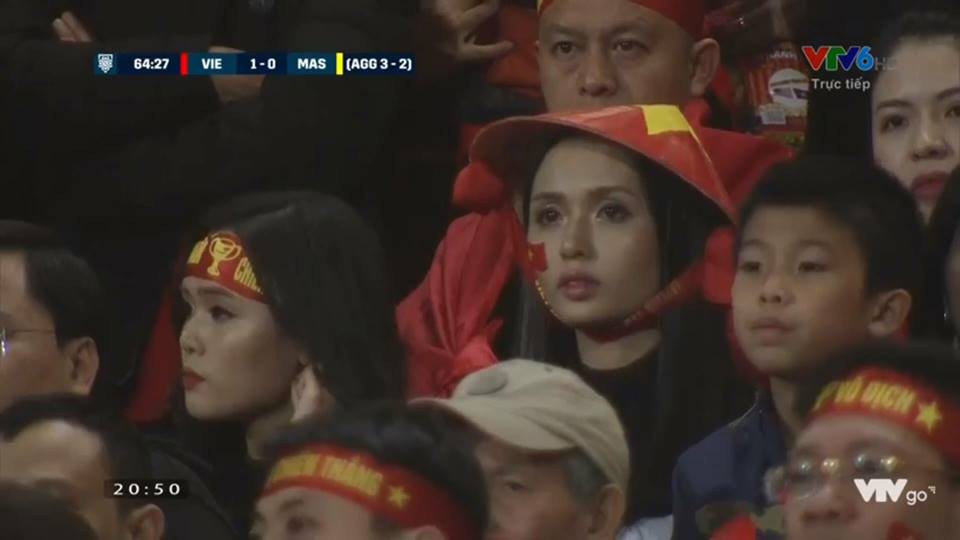 Gái xinh chiếm sóng truyền hình góp phần làm nên trận chung kết mĩ mãn - Ảnh 3. Gái xinh chiếm sóng truyền hình góp phần làm nên trận chung kết mĩ mãn - Ảnh 3.