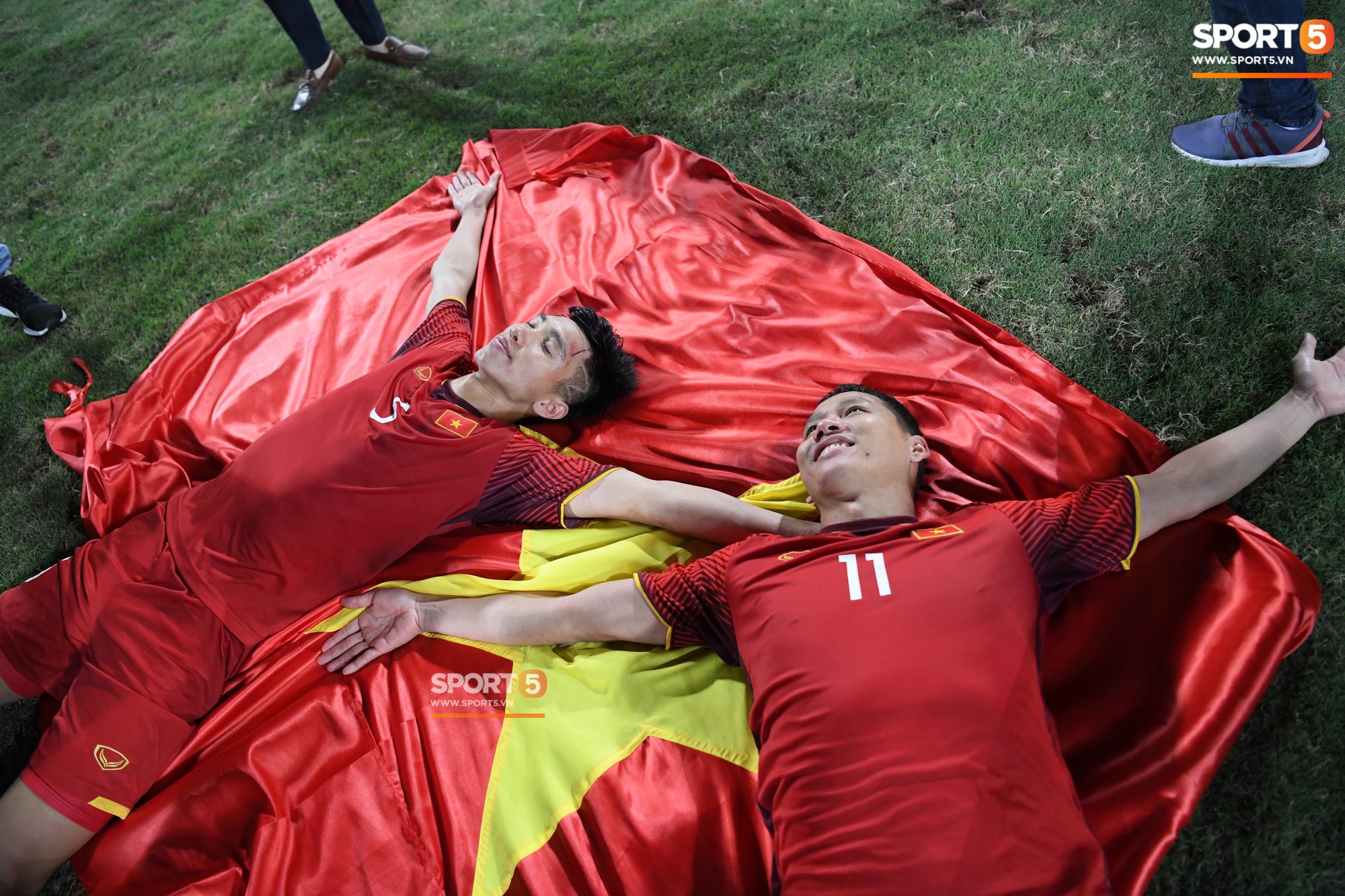 Vô địch AFF Cup, người hùng Anh Đức rớm nước mắt, chỉ biết nghẹn ngào thốt lên tuyệt vời - Ảnh 1. Vô địch AFF Cup, người hùng Anh Đức rớm nước mắt, chỉ biết nghẹn ngào thốt lên tuyệt vời - Ảnh 1.