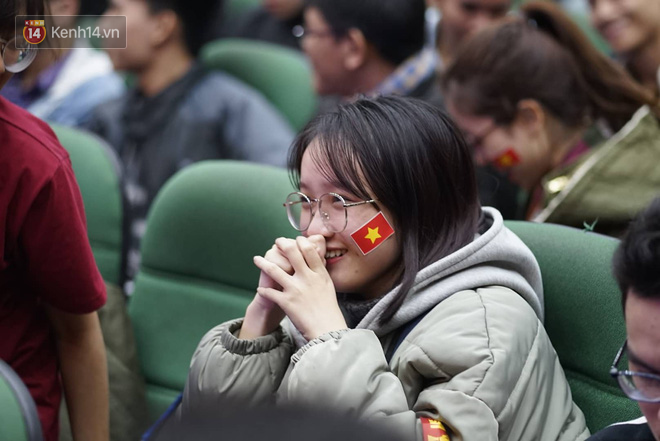 Rợp trời dàn cổ động viên xinh xắn trên khán đài cổ vũ Việt Nam tại CK AFF CUP 2018 của các trường Đại học - Ảnh 10.