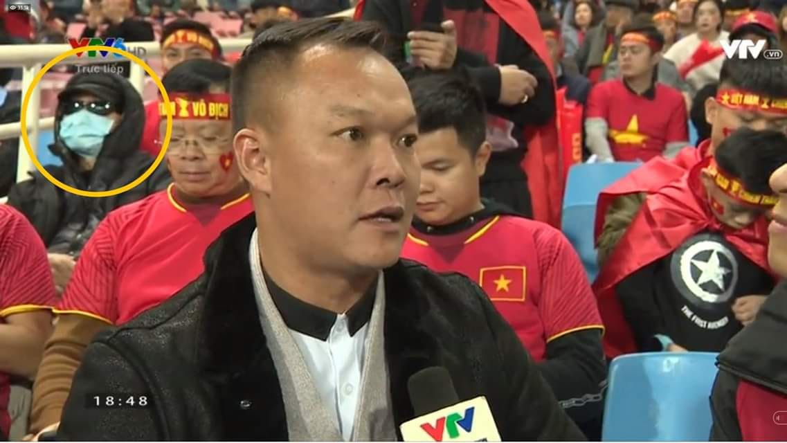 CĐV chiếm spotlight ở chảo lửa Mỹ Đình khiến dân mạng kháo nhau: Đội mũ bịt khẩu trang trốn vợ đi xem chung kết mà vẫn bị lọt vào camera - Ảnh 1. CĐV chiếm spotlight ở chảo lửa Mỹ Đình khiến dân mạng kháo nhau: Đội mũ bịt khẩu trang trốn vợ đi xem chung kết mà vẫn bị lọt vào camera - Ảnh 1.