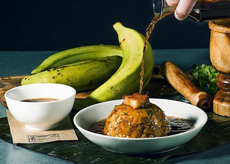 Chuối thì quá quen thuộc nhưng chắc chẳng có món nào lạ như kiểu chuối nghiền ăn cùng món mặn như thế này - Ảnh 1. Chuối thì quá quen thuộc nhưng chắc chẳng có món nào lạ như kiểu chuối nghiền ăn cùng món mặn như thế này - Ảnh 1.