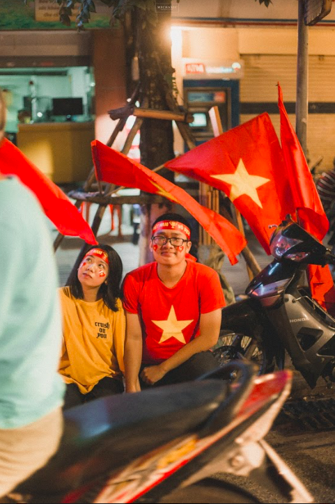 Bộ ảnh cổ vũ đội tuyển Việt Nam đáng yêu của sinh viên Thương mại: Khi tình yêu bóng đá và tình yêu đôi lứa hoà chung nhịp đập - Ảnh 5.
