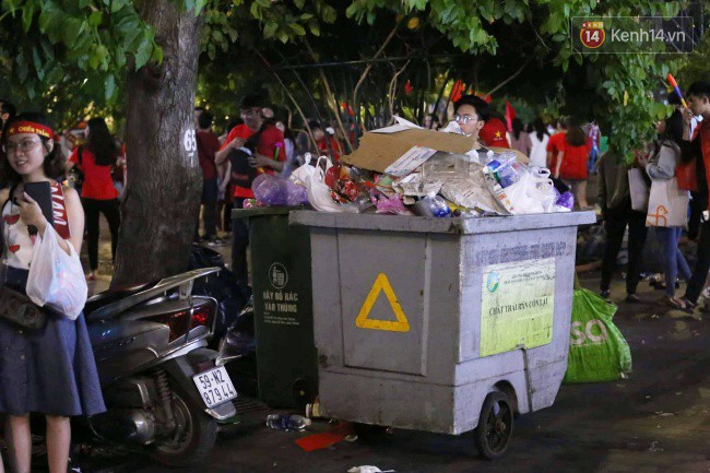 Rác chất thành từng đống trên phố đi bộ sau trận chung kết AFF Cup, nhiều bạn trẻ toát mồ hôi thu gom vẫn không xuể - Ảnh 10.