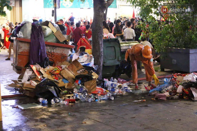 Rác chất thành từng đống trên phố đi bộ sau trận chung kết AFF Cup, nhiều bạn trẻ toát mồ hôi thu gom vẫn không xuể - Ảnh 7.