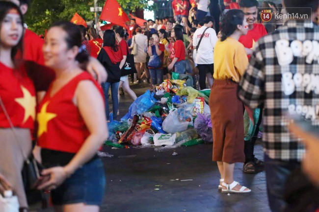 Rác chất thành từng đống trên phố đi bộ sau trận chung kết AFF Cup, nhiều bạn trẻ toát mồ hôi thu gom vẫn không xuể - Ảnh 4.