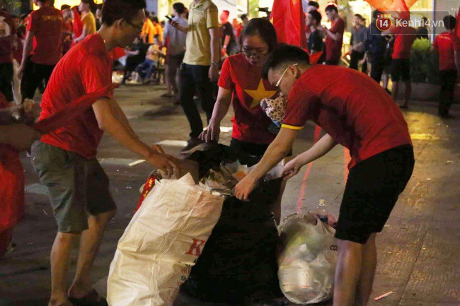 Rác chất thành từng đống trên phố đi bộ sau trận chung kết AFF Cup, nhiều bạn trẻ toát mồ hôi thu gom vẫn không xuể - Ảnh 6.