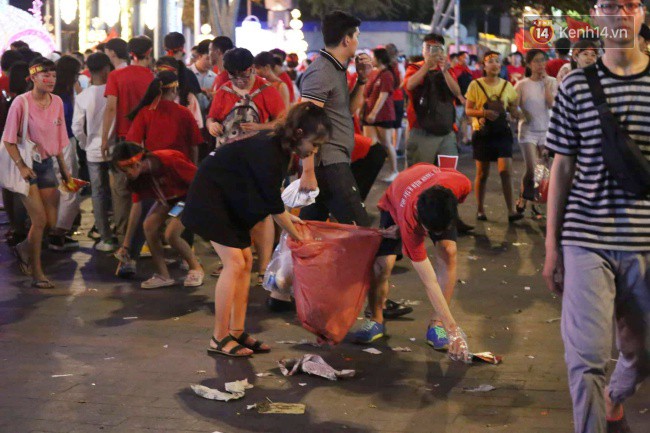 Rác chất thành từng đống trên phố đi bộ sau trận chung kết AFF Cup, nhiều bạn trẻ toát mồ hôi thu gom vẫn không xuể - Ảnh 5.