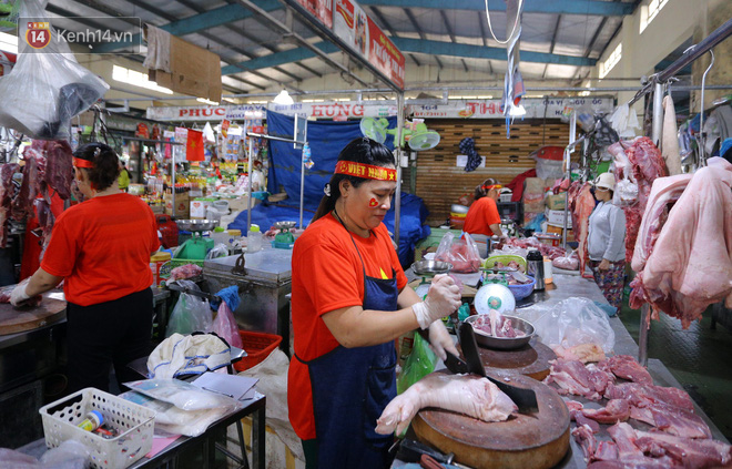 Không khí bóng đá len lỏi đến cả khu chợ nhỏ, chị em tiểu thương Đà Nẵng mặc đồng phục treo cờ tiếp lửa cho đội tuyển Việt Nam - Ảnh 5.