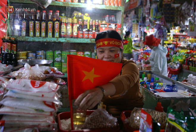 Không khí bóng đá len lỏi đến cả khu chợ nhỏ, chị em tiểu thương Đà Nẵng mặc đồng phục treo cờ tiếp lửa cho đội tuyển Việt Nam - Ảnh 14.