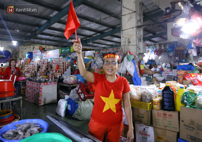 Không khí bóng đá len lỏi đến cả khu chợ nhỏ, chị em tiểu thương Đà Nẵng mặc đồng phục treo cờ tiếp lửa cho đội tuyển Việt Nam - Ảnh 15.