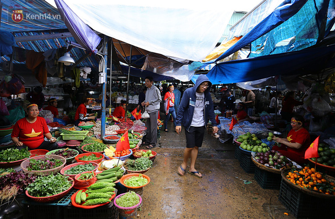 Không khí bóng đá len lỏi đến cả khu chợ nhỏ, chị em tiểu thương Đà Nẵng mặc đồng phục treo cờ tiếp lửa cho đội tuyển Việt Nam - Ảnh 6.