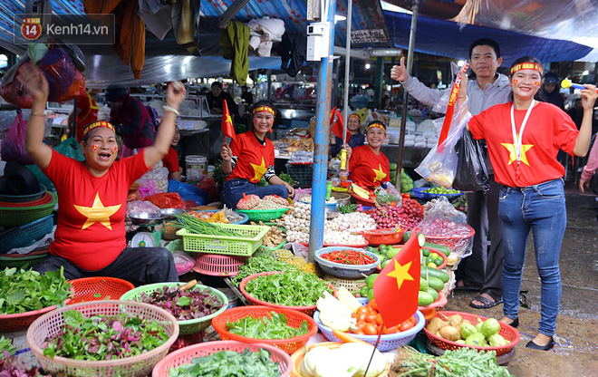 Không khí bóng đá len lỏi đến cả khu chợ nhỏ, chị em tiểu thương Đà Nẵng mặc đồng phục treo cờ tiếp lửa cho đội tuyển Việt Nam - Ảnh 1.