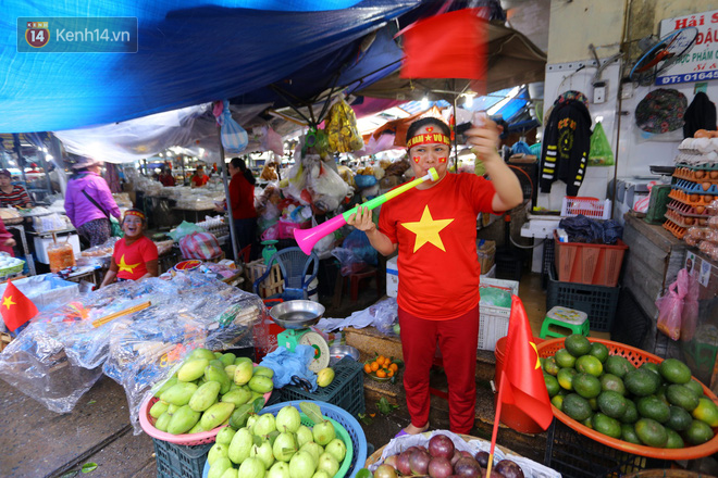 Không khí bóng đá len lỏi đến cả khu chợ nhỏ, chị em tiểu thương Đà Nẵng mặc đồng phục treo cờ tiếp lửa cho đội tuyển Việt Nam - Ảnh 7.