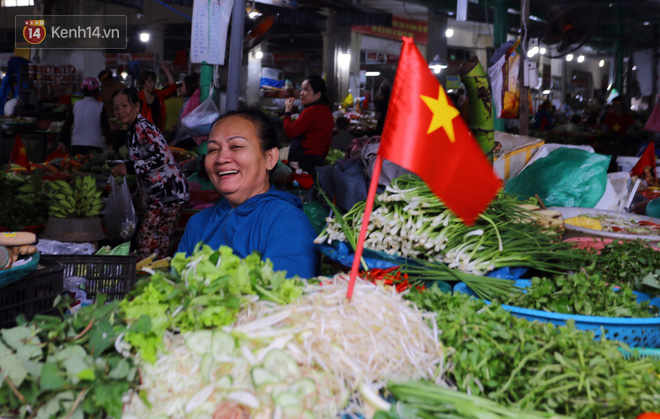 Không khí bóng đá len lỏi đến cả khu chợ nhỏ, chị em tiểu thương Đà Nẵng mặc đồng phục treo cờ tiếp lửa cho đội tuyển Việt Nam - Ảnh 11.