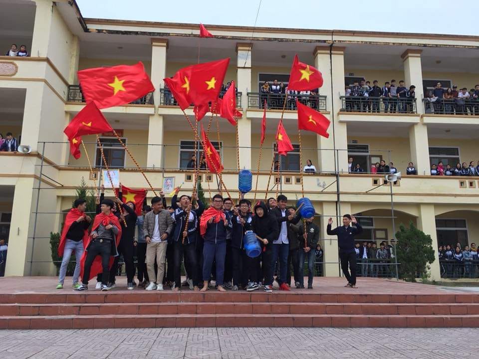 Chưa đến giờ diễn ra trận đấu nhưng hàng loạt học sinh đã bão ngay tại sân trường để cổ vũ đội tuyển - Ảnh 2. Chưa đến giờ diễn ra trận đấu nhưng hàng loạt học sinh đã bão ngay tại sân trường để cổ vũ đội tuyển - Ảnh 2.