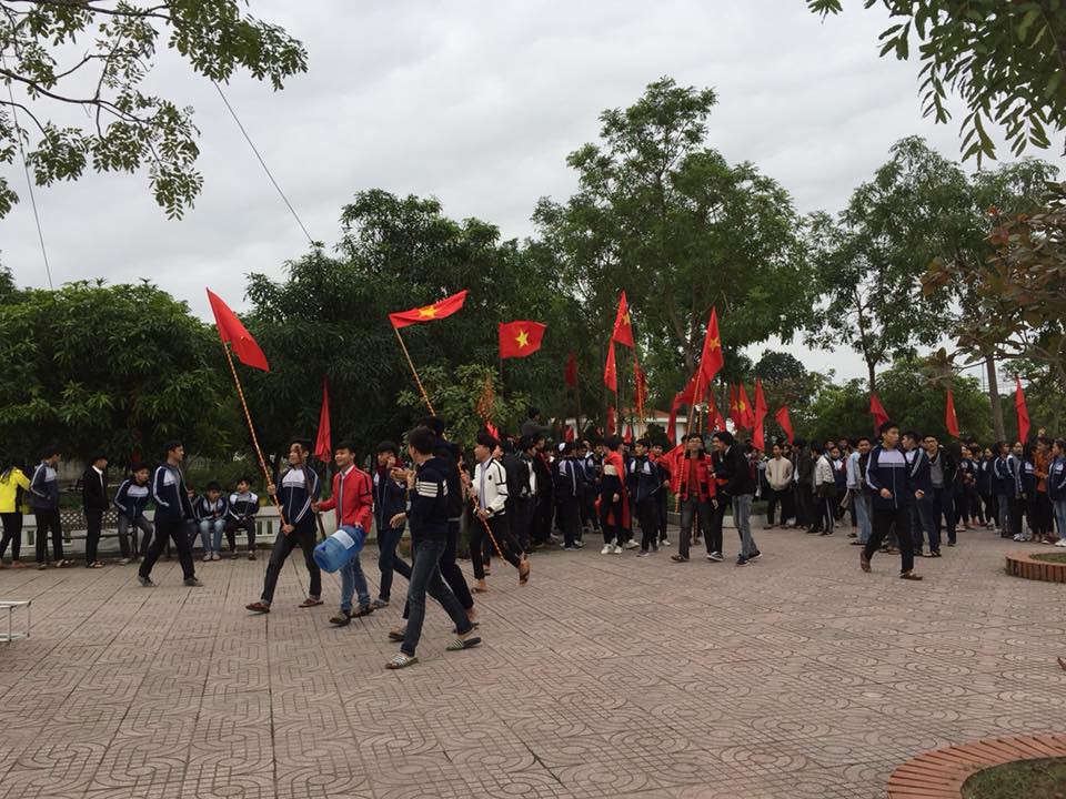 Chưa đến giờ diễn ra trận đấu nhưng hàng loạt học sinh đã bão ngay tại sân trường để cổ vũ đội tuyển - Ảnh 3. Chưa đến giờ diễn ra trận đấu nhưng hàng loạt học sinh đã bão ngay tại sân trường để cổ vũ đội tuyển - Ảnh 3.