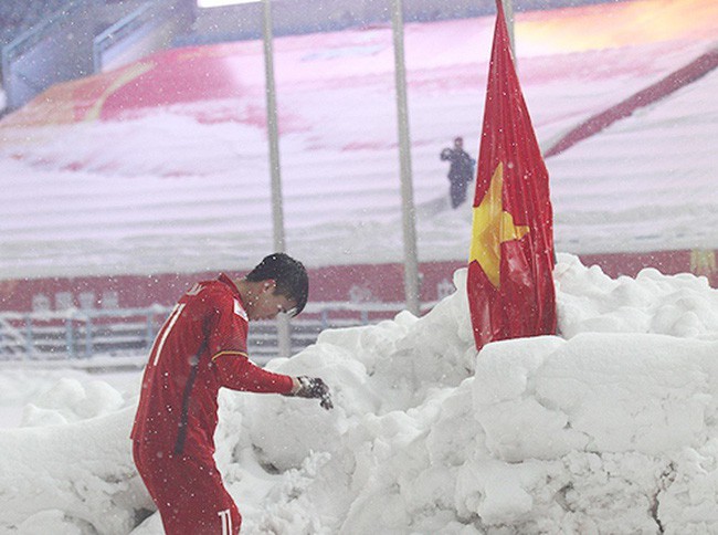 Hình ảnh Duy Mạnh cúi đầu trước quốc kỳ trên núi tuyết bất ngờ được dân mạng chia sẻ lại kèm lời chúc ý nghĩa - Ảnh 1.