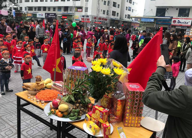 Cư d&acirc;n HH Linh Đ&agrave;m mua x&ocirc;i gấc, g&agrave; luộc thắp hương cầu may cho đội tuyển Việt Nam đoạt cup v&ocirc; địch - Ảnh 1.