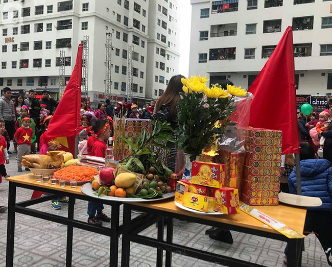 Cư d&acirc;n HH Linh Đ&agrave;m mua x&ocirc;i gấc, g&agrave; luộc thắp hương cầu may cho đội tuyển Việt Nam đoạt cup v&ocirc; địch - Ảnh 2.