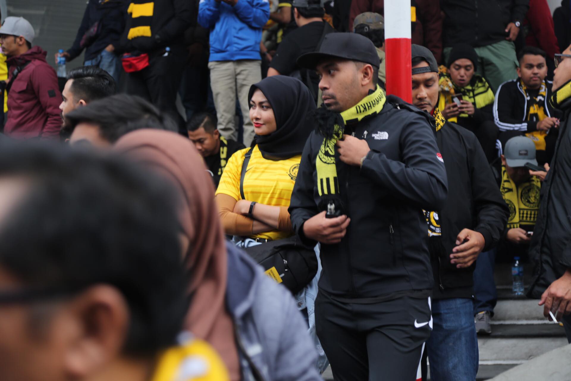 Hàng ngàn CĐV Malaysia diễu hành khắp phố cổ Hà Nội, tin tưởng vào chiến thắng chung cuộc cho đội nhà trong trận chung kết với Việt Nam - Ảnh 5. Hàng ngàn CĐV Malaysia diễu hành khắp phố cổ Hà Nội, tin tưởng vào chiến thắng chung cuộc cho đội nhà trong trận chung kết với Việt Nam - Ảnh 5.