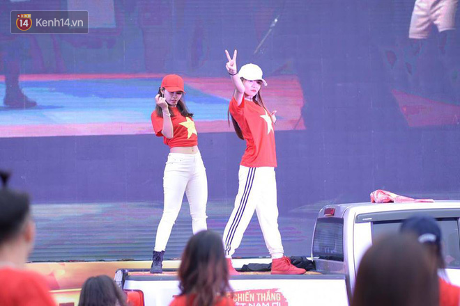 Offline các trường Đại học lớn nhất nước cổ vũ đội tuyển Việt Nam: Dàn gái xinh lung linh nhảy cực sung chờ bóng lăn - Ảnh 36.