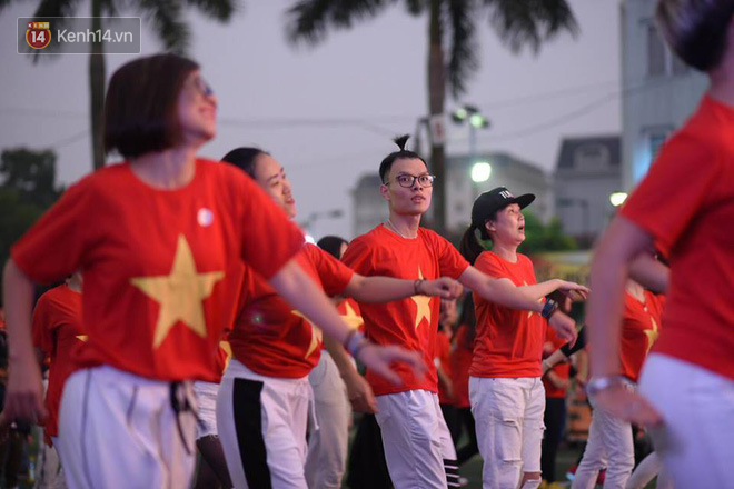 Offline các trường Đại học lớn nhất nước cổ vũ đội tuyển Việt Nam: Dàn gái xinh lung linh nhảy cực sung chờ bóng lăn - Ảnh 29.