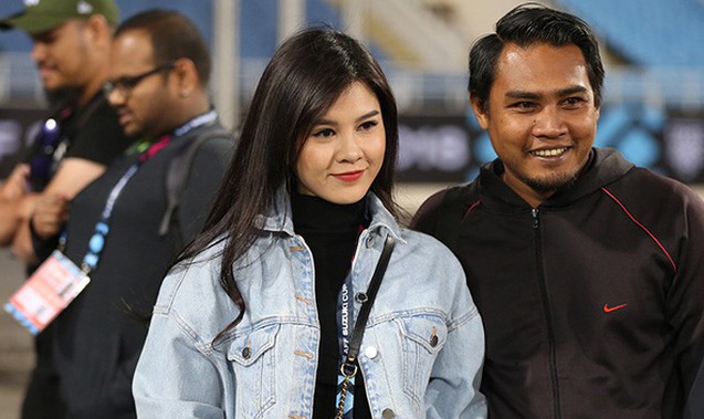 Bóng hồng xinh đẹp xuất hiện tại buổi tập của Việt Nam và Malaysia, phóng viên nước bạn thi nhau xin chụp hình - Ảnh 4.