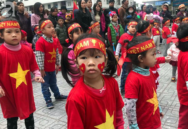 Cư dân HH Linh Đàm mua xôi gấc, gà luộc thắp hương cầu may cho đội tuyển Việt Nam đoạt cup vô địch - Ảnh 9.