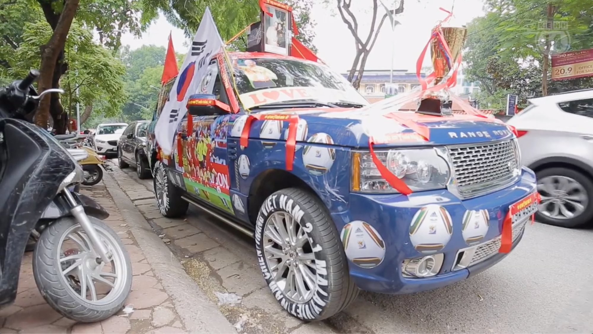 CĐV Hà Nội trang trí xế hộp bằng đề can hình quốc kỳ và các tuyển thủ để cổ vũ đội tuyển Việt Nam - Ảnh 3. CĐV Hà Nội trang trí xế hộp bằng đề can hình quốc kỳ và các tuyển thủ để cổ vũ đội tuyển Việt Nam - Ảnh 3.