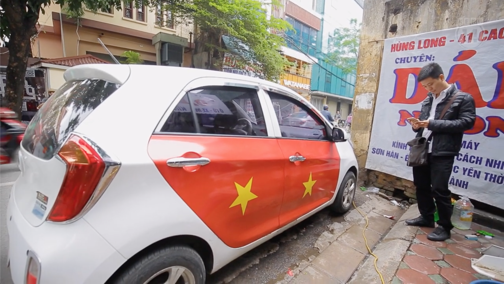 CĐV Hà Nội trang trí xế hộp bằng đề can hình quốc kỳ và các tuyển thủ để cổ vũ đội tuyển Việt Nam - Ảnh 4. CĐV Hà Nội trang trí xế hộp bằng đề can hình quốc kỳ và các tuyển thủ để cổ vũ đội tuyển Việt Nam - Ảnh 4.