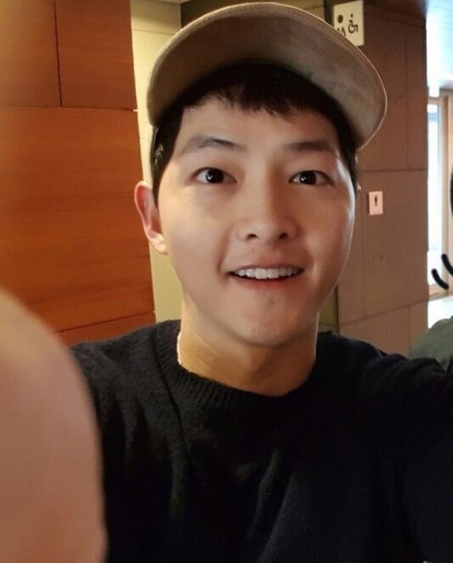 Song Joong Ki có một khả năng đáng nể khi đi sự kiện: Hôm trước bị chê kém sắc, hôm sau lột xác hoàn toàn - Ảnh 1.