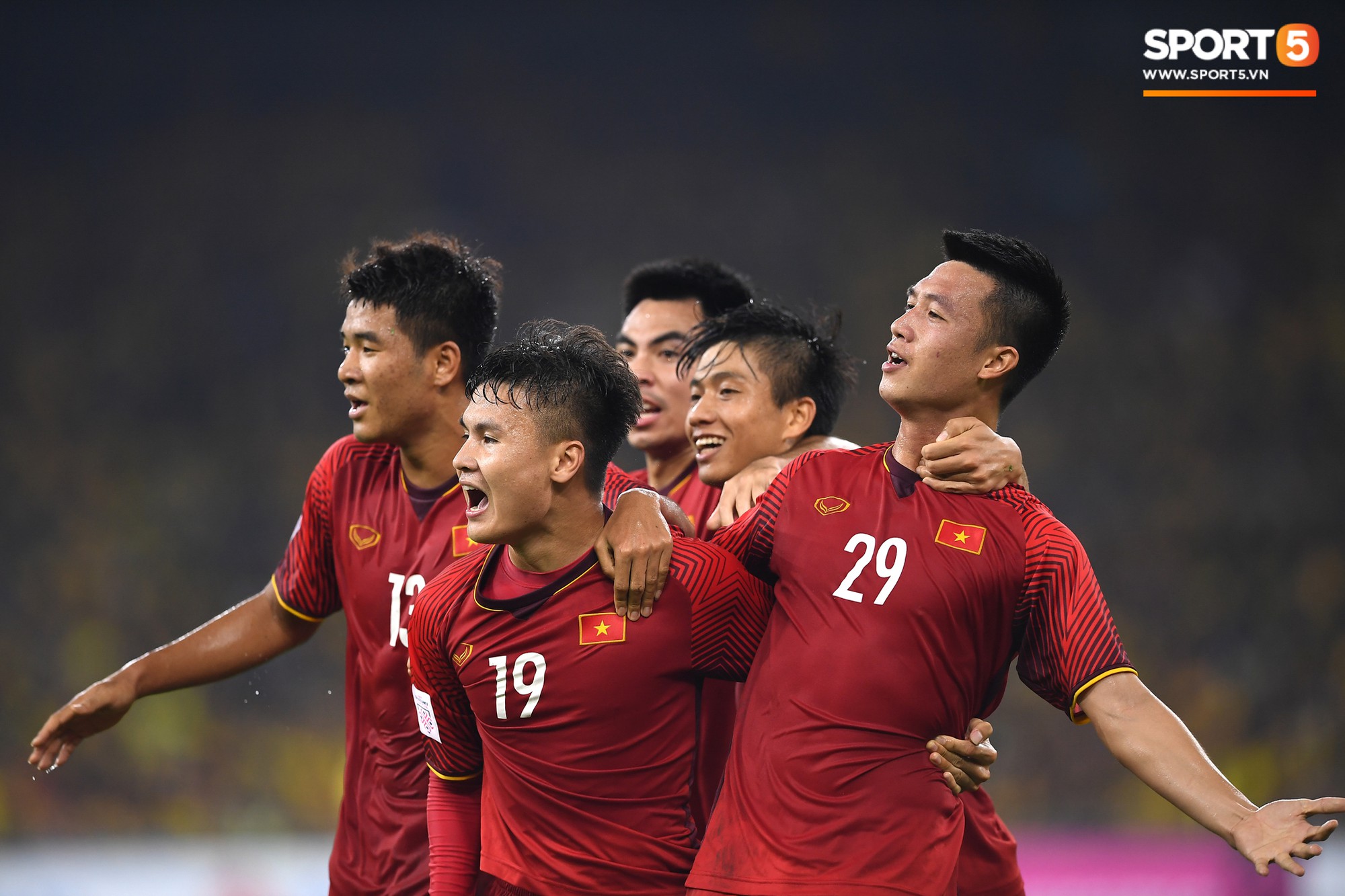 Việt Nam vs Malaysia: Mỹ Đình rợp bóng cờ đỏ sao vàng chờ tái hiện giấc mơ vô địch AFF Cup - Ảnh 1. Việt Nam vs Malaysia: Mỹ Đình rợp bóng cờ đỏ sao vàng chờ tái hiện giấc mơ vô địch AFF Cup - Ảnh 1.