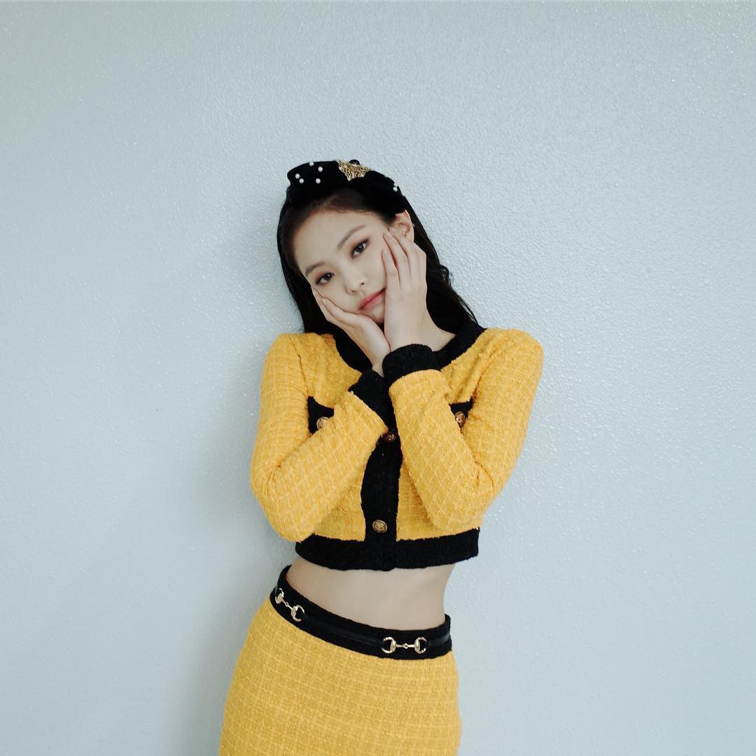 Cắt hẳn áo gần trăm triệu cho Jennie nhưng hẳn stylist cũng không ngờ dân mạng lại phản ứng “trái khoáy” thế này - Ảnh 2. Cắt hẳn áo gần trăm triệu cho Jennie nhưng hẳn stylist cũng không ngờ dân mạng lại phản ứng “trái khoáy” thế này - Ảnh 2.
