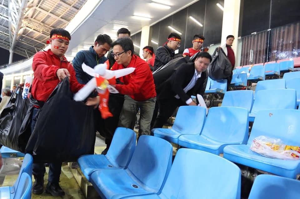 Phó thủ tướng Vũ Đức Đam nán lại cùng một số CĐV dọn rác trên sân Mỹ Đình sau chiến thắng của ĐT Việt Nam - Ảnh 2. Phó thủ tướng Vũ Đức Đam nán lại cùng một số CĐV dọn rác trên sân Mỹ Đình sau chiến thắng của ĐT Việt Nam - Ảnh 2.