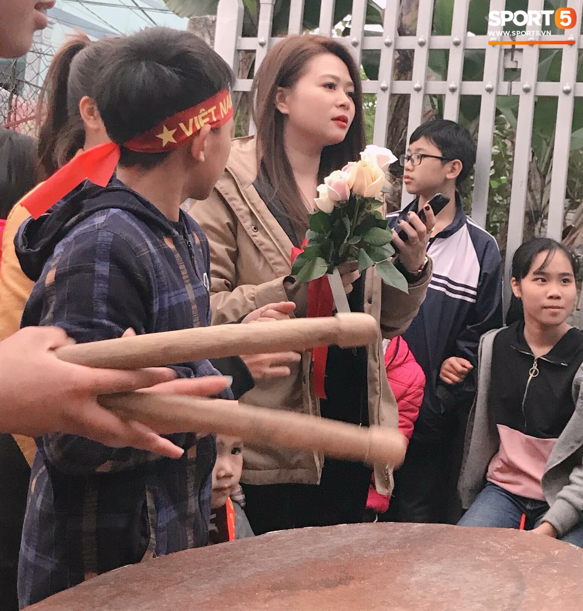 Nhà vô địch Phạm Đức Huy được chào đón như người hùng khi trở về quê nhà - Ảnh 4. Nhà vô địch Phạm Đức Huy được chào đón như người hùng khi trở về quê nhà - Ảnh 4.