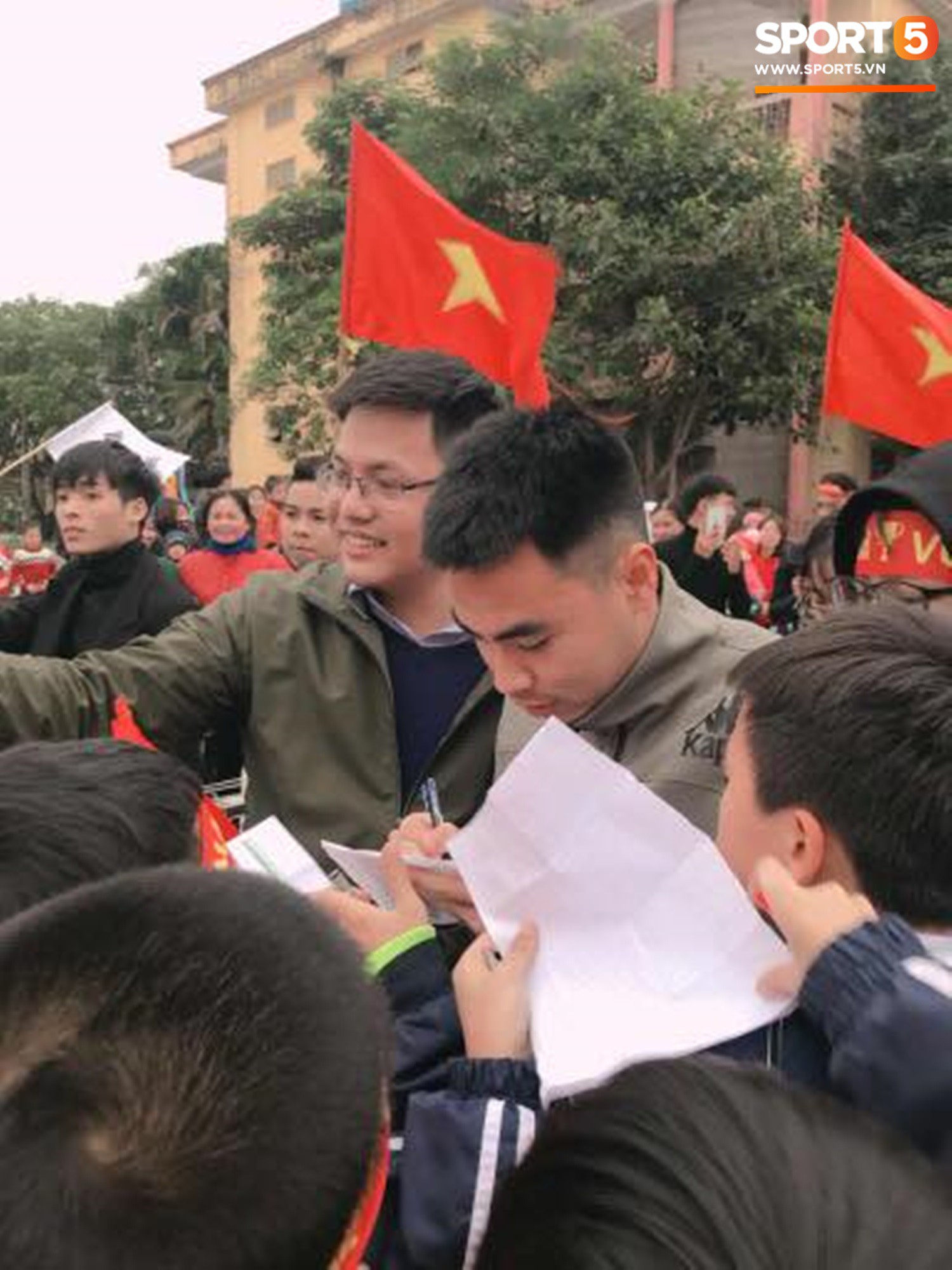 Nhà vô địch Phạm Đức Huy được chào đón như người hùng khi trở về quê nhà - Ảnh 3. Nhà vô địch Phạm Đức Huy được chào đón như người hùng khi trở về quê nhà - Ảnh 3.