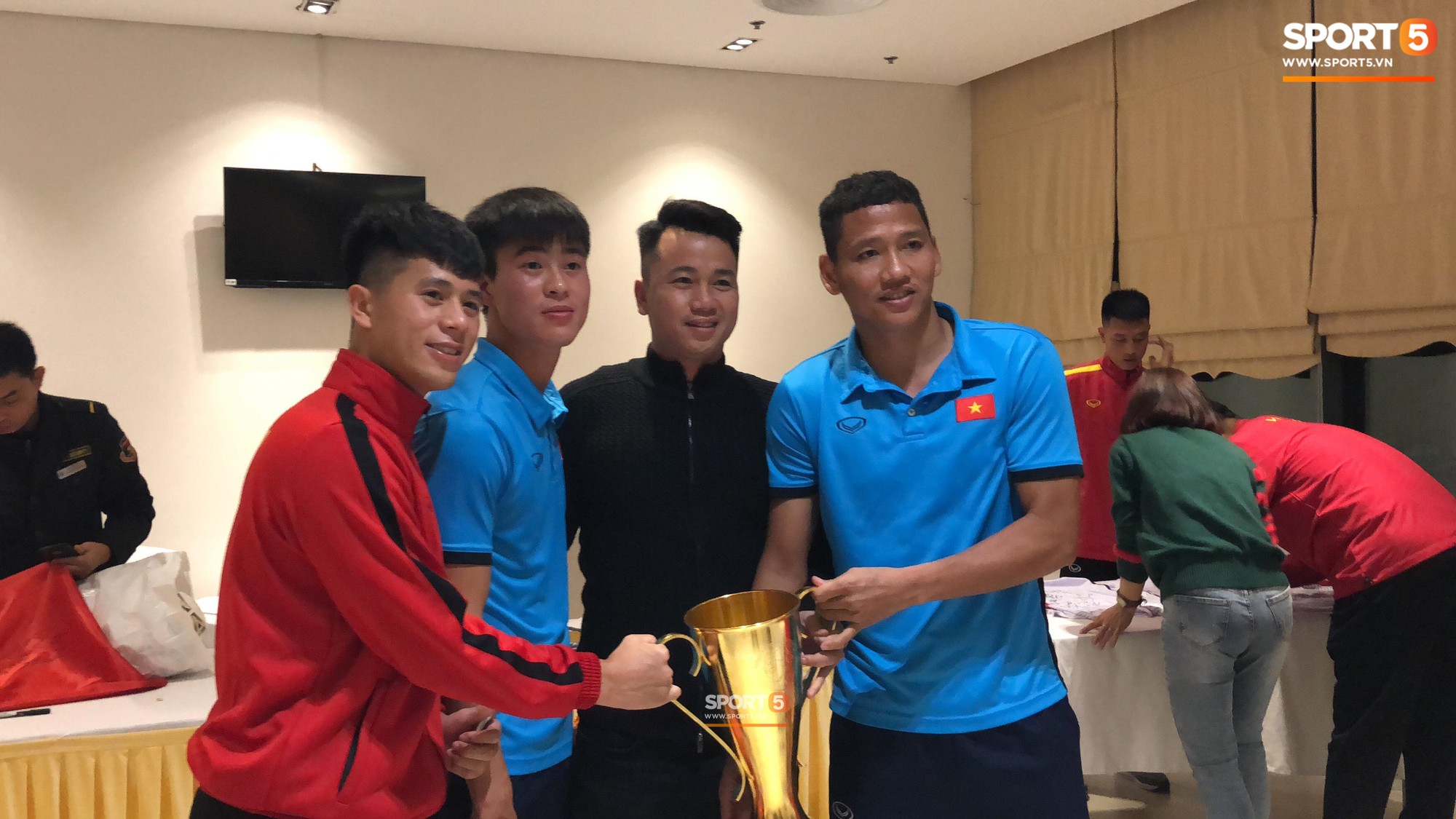 Vô địch, nhưng Tuyển Việt Nam chỉ được nhận bản mini của cúp vàng AFF Cup - Ảnh 5. Vô địch, nhưng Tuyển Việt Nam chỉ được nhận bản mini của cúp vàng AFF Cup - Ảnh 5.