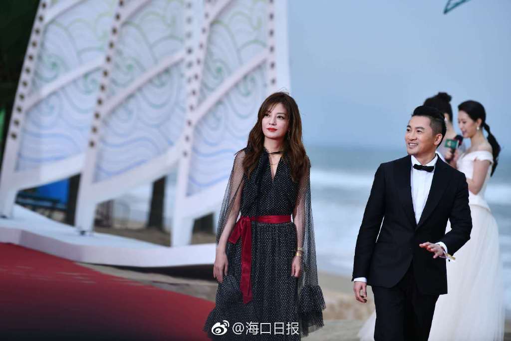 Thảm đỏ LHP Vân Nam: Triệu Vy bùng nổ nhan sắc nữ thần bên Tô Hữu Bằng, Johnny Depp và dàn mỹ nhân đình đám - Ảnh 8. Thảm đỏ LHP Vân Nam: Triệu Vy bùng nổ nhan sắc nữ thần bên Tô Hữu Bằng, Johnny Depp và dàn mỹ nhân đình đám - Ảnh 8.
