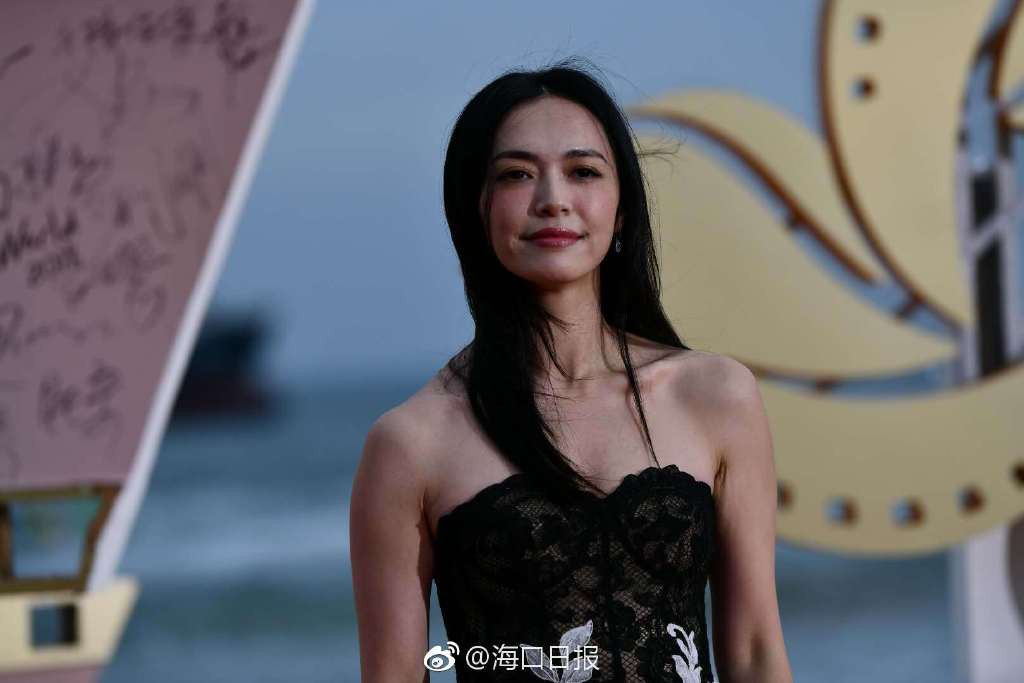 Thảm đỏ LHP Vân Nam: Triệu Vy bùng nổ nhan sắc nữ thần bên Tô Hữu Bằng, Johnny Depp và dàn mỹ nhân đình đám - Ảnh 18. Thảm đỏ LHP Vân Nam: Triệu Vy bùng nổ nhan sắc nữ thần bên Tô Hữu Bằng, Johnny Depp và dàn mỹ nhân đình đám - Ảnh 18.