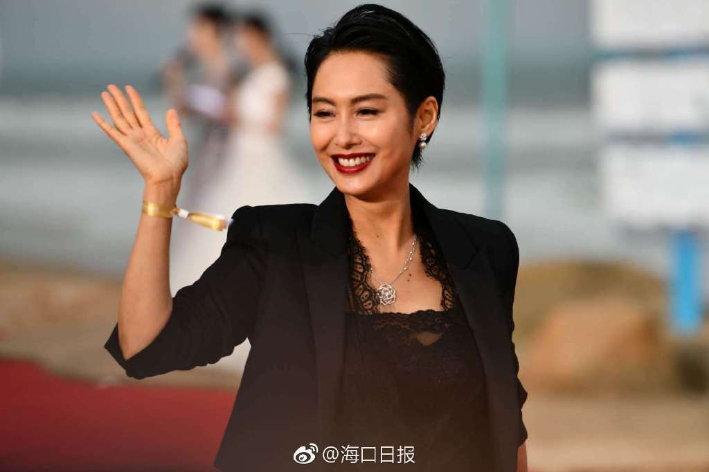 Thảm đỏ LHP Vân Nam: Triệu Vy bùng nổ nhan sắc nữ thần bên Tô Hữu Bằng, Johnny Depp và dàn mỹ nhân đình đám - Ảnh 11. Thảm đỏ LHP Vân Nam: Triệu Vy bùng nổ nhan sắc nữ thần bên Tô Hữu Bằng, Johnny Depp và dàn mỹ nhân đình đám - Ảnh 11.