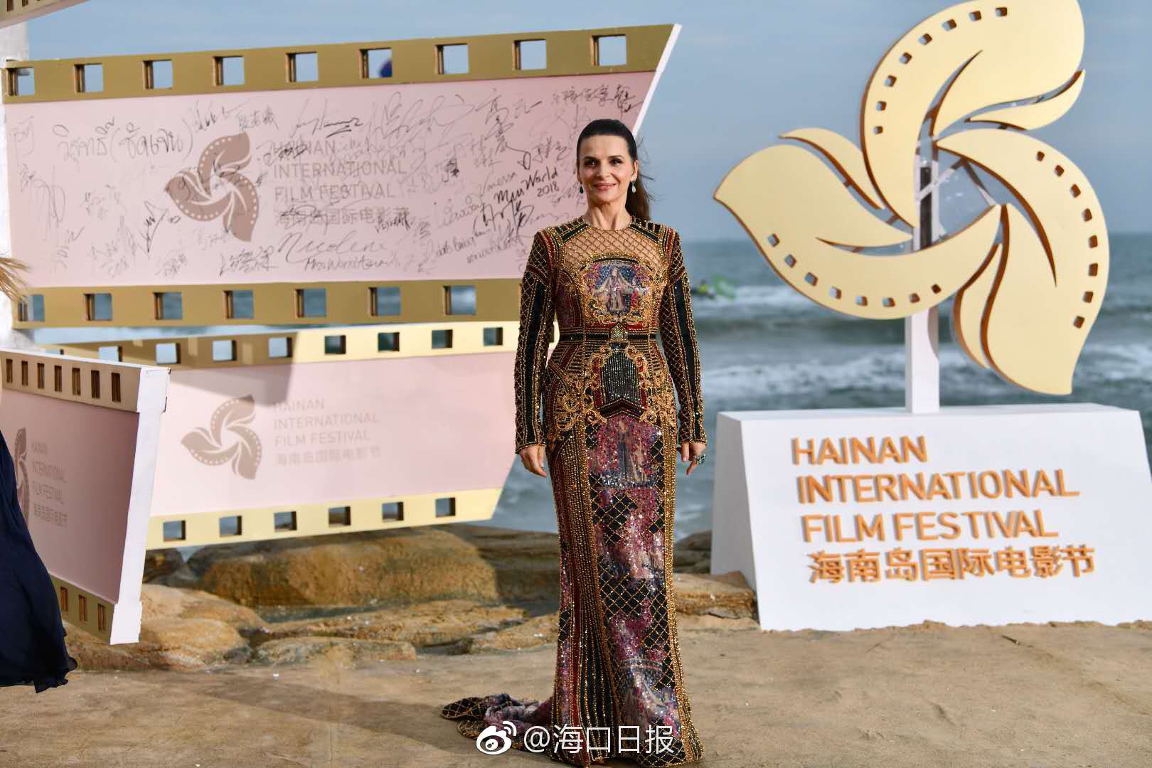 Thảm đỏ LHP Vân Nam: Triệu Vy bùng nổ nhan sắc nữ thần bên Tô Hữu Bằng, Johnny Depp và dàn mỹ nhân đình đám - Ảnh 22. Thảm đỏ LHP Vân Nam: Triệu Vy bùng nổ nhan sắc nữ thần bên Tô Hữu Bằng, Johnny Depp và dàn mỹ nhân đình đám - Ảnh 22.