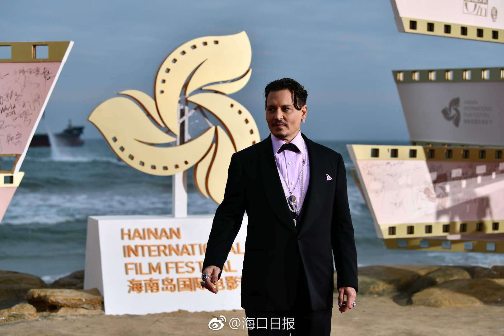 Thảm đỏ LHP Vân Nam: Triệu Vy bùng nổ nhan sắc nữ thần bên Tô Hữu Bằng, Johnny Depp và dàn mỹ nhân đình đám - Ảnh 13. Thảm đỏ LHP Vân Nam: Triệu Vy bùng nổ nhan sắc nữ thần bên Tô Hữu Bằng, Johnny Depp và dàn mỹ nhân đình đám - Ảnh 13.