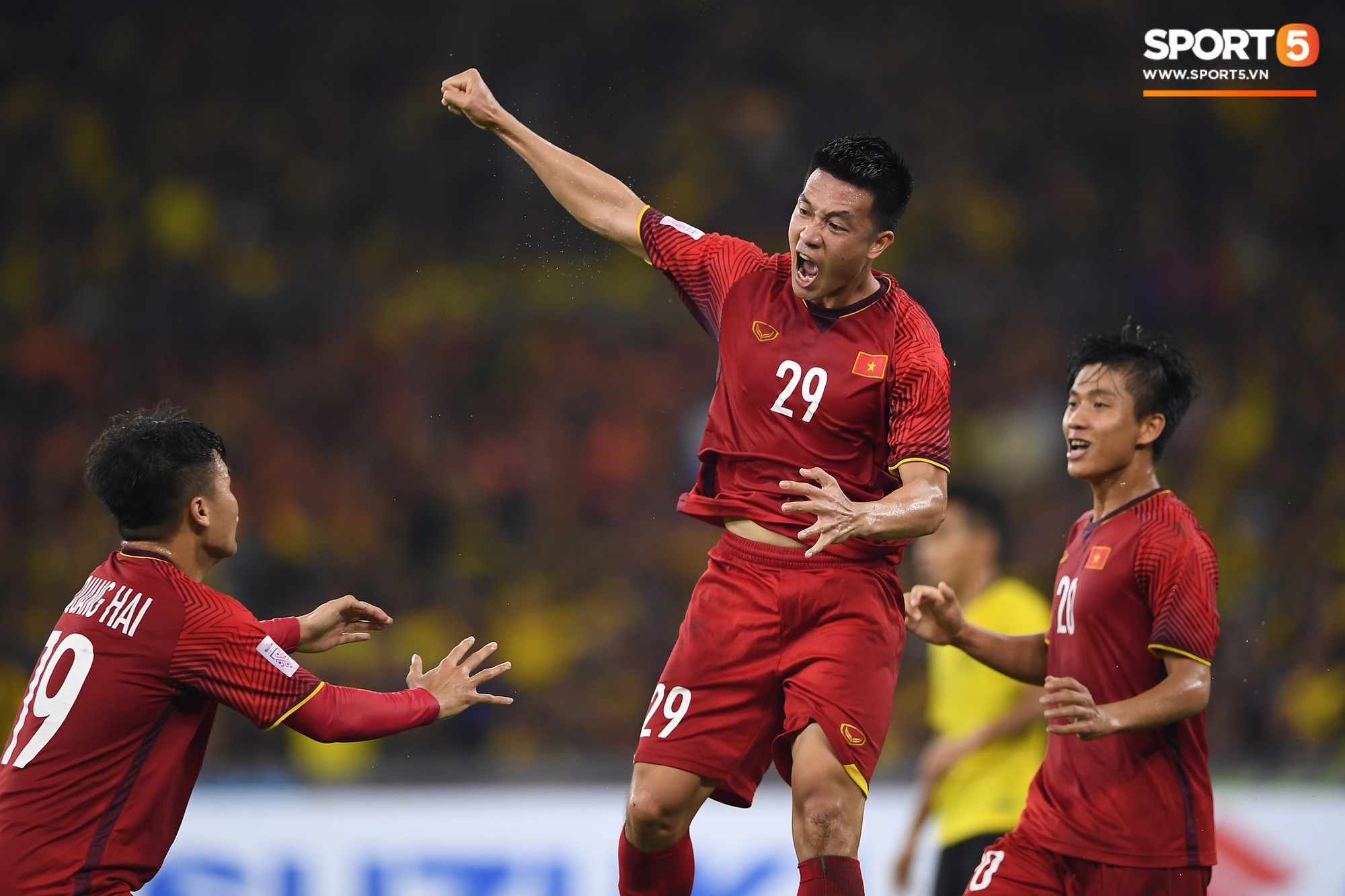 AFF Cup 2018 đã kết thúc, Việt Nam đã chiến thắng, và 10 khoảnh khắc đẹp nhất sẽ mãi lưu trong lòng người Việt - Ảnh 2. AFF Cup 2018 đã kết thúc, Việt Nam đã chiến thắng, và 10 khoảnh khắc đẹp nhất sẽ mãi lưu trong lòng người Việt - Ảnh 2.