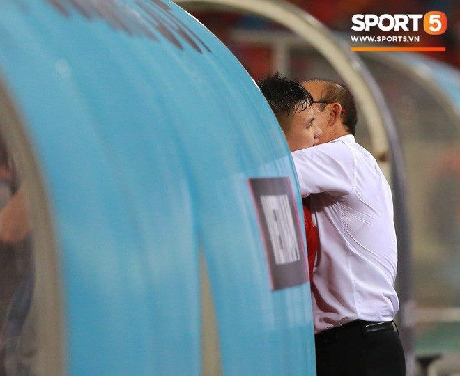 AFF Cup 2018 đã kết thúc, Việt Nam đã chiến thắng, và 10 khoảnh khắc đẹp nhất sẽ mãi lưu trong lòng người Việt - Ảnh 8. AFF Cup 2018 đã kết thúc, Việt Nam đã chiến thắng, và 10 khoảnh khắc đẹp nhất sẽ mãi lưu trong lòng người Việt - Ảnh 8.