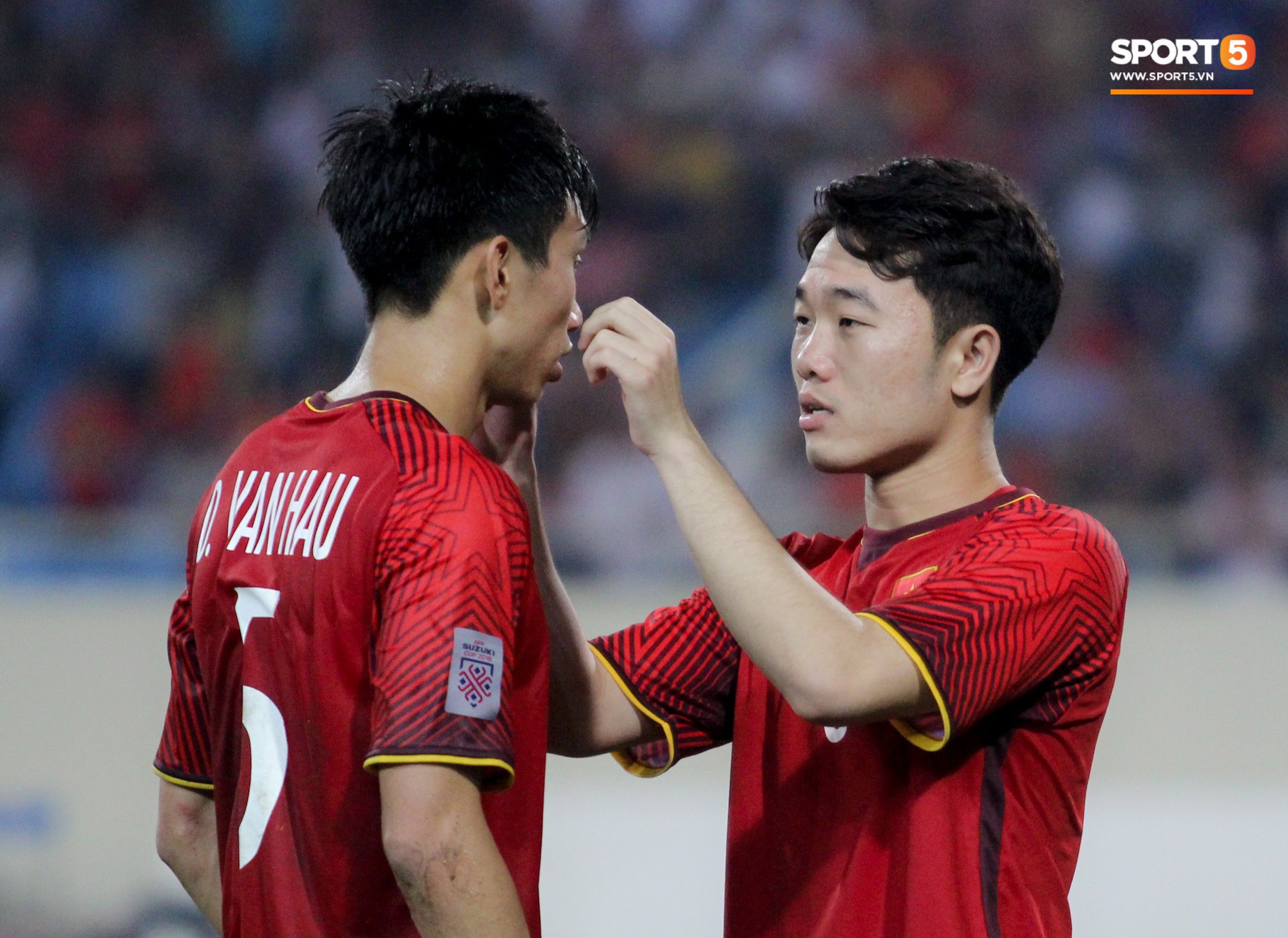 AFF Cup 2018 đã kết thúc, Việt Nam đã chiến thắng, và 10 khoảnh khắc đẹp nhất sẽ mãi lưu trong lòng người Việt - Ảnh 7. AFF Cup 2018 đã kết thúc, Việt Nam đã chiến thắng, và 10 khoảnh khắc đẹp nhất sẽ mãi lưu trong lòng người Việt - Ảnh 7.