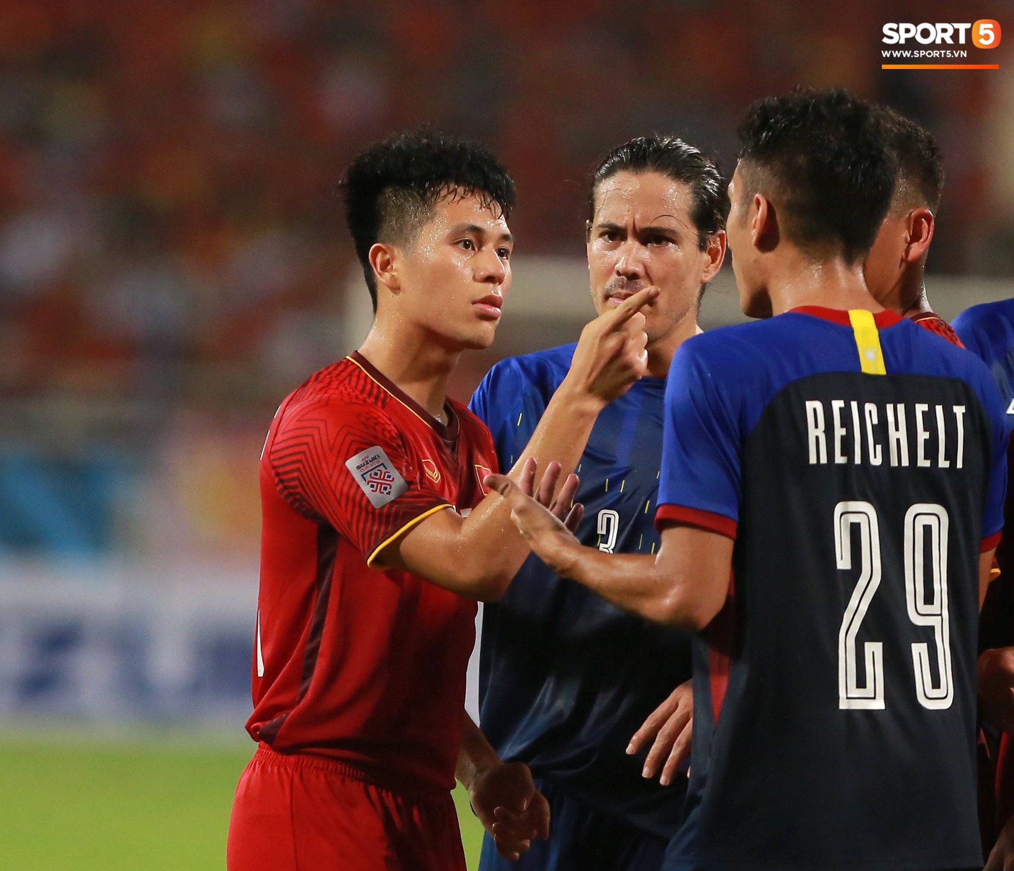 AFF Cup 2018 đã kết thúc, Việt Nam đã chiến thắng, và 10 khoảnh khắc đẹp nhất sẽ mãi lưu trong lòng người Việt - Ảnh 6. AFF Cup 2018 đã kết thúc, Việt Nam đã chiến thắng, và 10 khoảnh khắc đẹp nhất sẽ mãi lưu trong lòng người Việt - Ảnh 6.