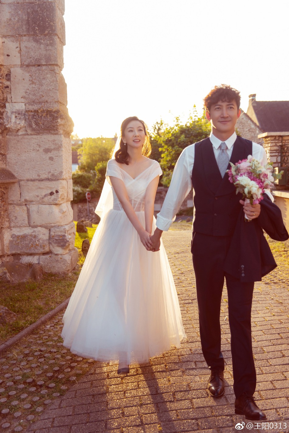 Sao nam “Tiệm Cà Phê Hoàng Tử” bản Trung gây xôn xao khi bất ngờ khoe ảnh cưới đẹp long lanh - Ảnh 3. Sao nam “Tiệm Cà Phê Hoàng Tử” bản Trung gây xôn xao khi bất ngờ khoe ảnh cưới đẹp long lanh - Ảnh 3.